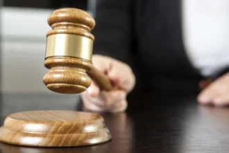 cei trei barbati acuzati ca au atacat cu o maceta un barbat care le ar fi vandut droguri de proasta calitate au fost trimisi in judecata pentru tentativa de omor 6a7c22baaf2f1