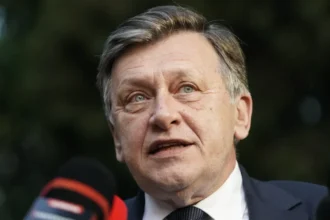 crin antonescu ii da o veste proasta lui george simion psihologic calin georgescu conduce partidul 6a778f6e04992