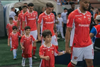 dinamo o zdrobeste pe fc voluntari si urca pe locul doi al clasamentului 6a77bb41d6ea3