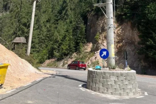 dorel a lovit in judetul alba constructorul a inventat un sens giratoriu desi in zona nu este intersectie totul pentru a masca o eroare foto 6a85fed748c71