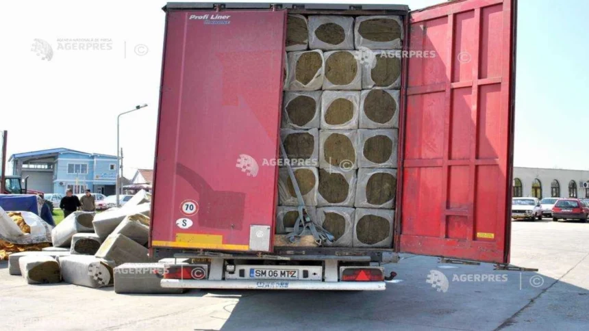 doua camioane ticsite cu tigarete de contrabanda oprite in trafic de politisti toata marfa a fost confiscata 6a8d623be1ab8
