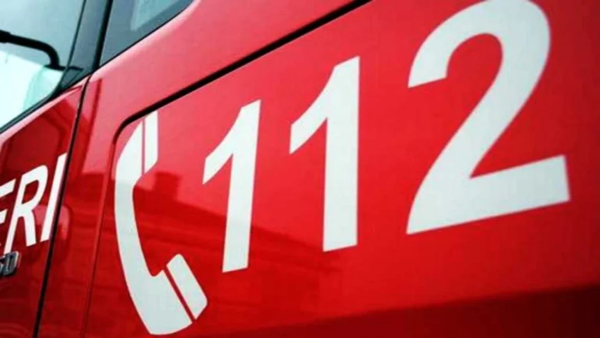 doua masini s au ciocnit in piatra neamt una dintre ele fiind proiectata in scara unui bloc trei tineri au fost raniti iar un cablu electric a fost avariat 6a6d85fbf2d85