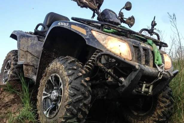 doua tinere ranite dupa ce s au rasturnat cu un atv intr o rapa politistii atrag atentia ca o activitate recreativa se poate transforma in tragedie 6a706f4dc6079