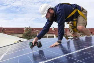 electrica le ofera prosumatorilor un bonus pentru a livra energie seara bateriile din gospodarii chemate sa inlocuiasca importurile scumpe 6a74b0e8c404b
