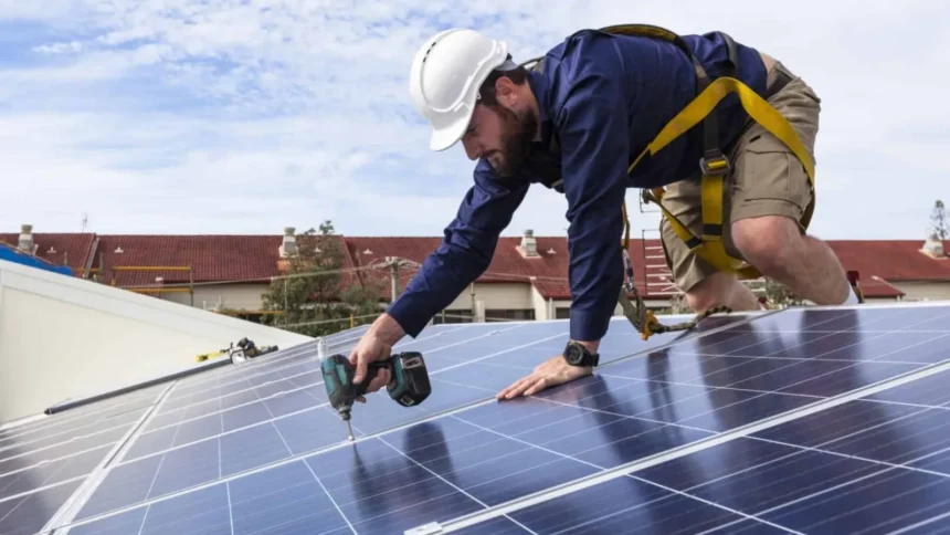 electrica le ofera prosumatorilor un bonus pentru a livra energie seara bateriile din gospodarii chemate sa inlocuiasca importurile scumpe 6a74b0e8c404b