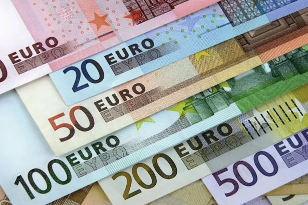euro si dolarul revin pe crestere cursul valutar anuntat de bnr 6a71c09033a37
