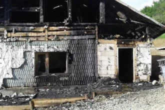 foc pus intentionat suspectul retinut dupa ce ar fi incendiat casa fratelui sau drept razbunare 6a8d50ae6d6b3