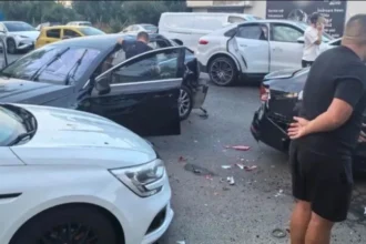 foto impact in lant un tanar de 17 ani baut si fara permis a lovit cinci masini in bucuresti trei persoane au ajuns la spital 6a8d3f1a94fd4