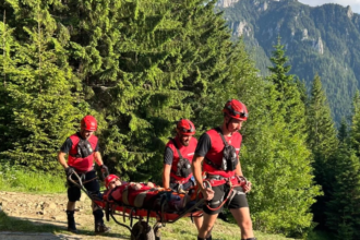 foto o turista a cerut ajutor dupa ce i s a facut rau pe munte salvamontistii din zarnesti au coborat o in siguranta de pe un traseu dificil 6a80bfde1a0ca