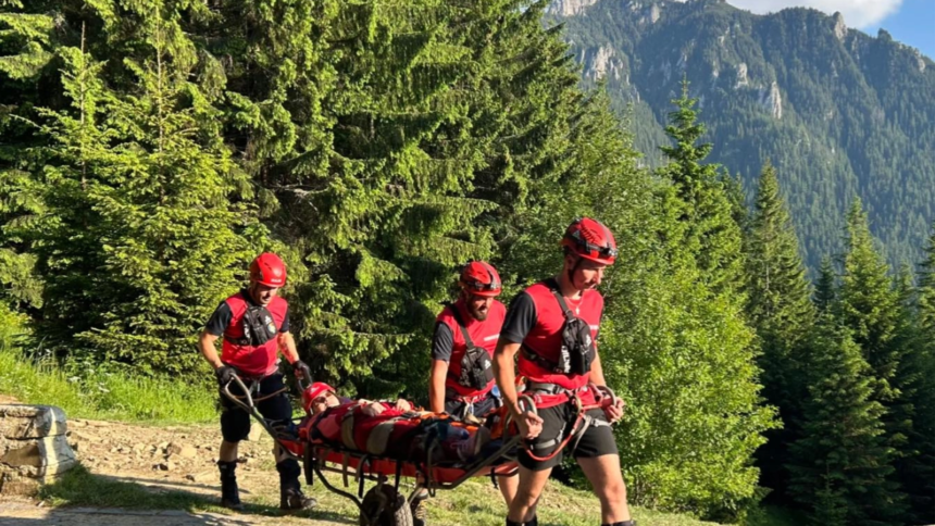 foto turist strain recuperat de salvamont dintr o zona dificila din bucegi urcase pe munte in haine si incaltaminte de strada 6a87343d86dd7