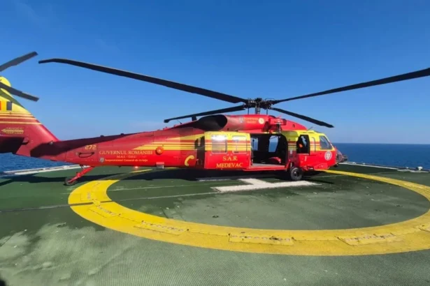 foto video misiune de salvare in marea neagra o persoana evacuata cu un black hawk de pe o nava din zona neptun deep 6a8aaa25f0fd2