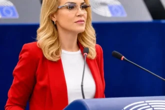 gabriela firea ataca intentia de taiere a burselor sociale in vacante este de nivelul patologicului psd ameninta ca va merge in instanta 6a89bbc747fbd