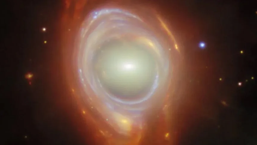 iluzie cosmica spectaculoasa surprinsa de james webb aparitia rara a unui inel al lui einstein in jurul unei galaxii 6a71505e66ede