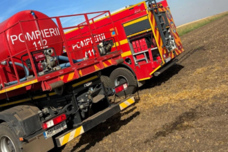 incendiu violent la mai multe constructii improvizate flacarile au cuprins si un garaj in care se afla o masina 6a8bf118cb3bf