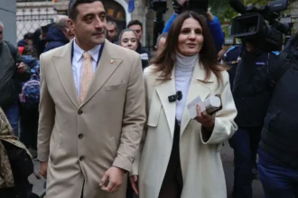 jocuri de culise in senat se suspecteaza un blat intre usr si aur anca alexandrescu intervine cu un apel catre parlamentarii aur si citeaza din george simion 6a8e8ccb717fe