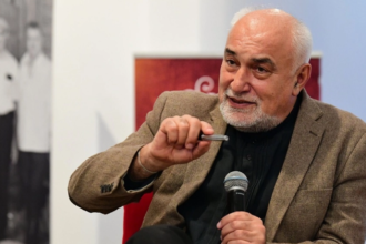 liberalul varujan vosganian lanseaza un atac la guvernul bolojan de vreme ce salariile si pensiile au ramas la nivelul nominal de anul trecut sunt cu 10 mai mici 6a8a0dd5a1062