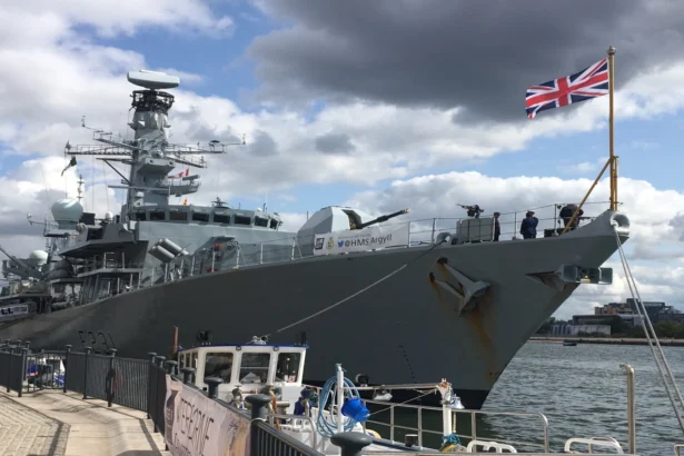 marea britanie este in alerta monitorizeaza indeaproape flota din umbra a moscovei care si a intensificat activitatea 6a778d3d4d811