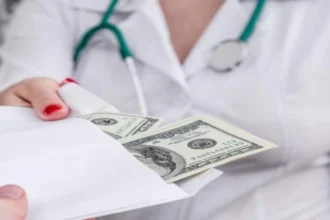 medicul sef saltat de procurori a recunoscut dibuita ca a luat mita de 24 de ori in sapte saptamani condamnata cu suspendare si interdictie de a mai lucra la stat 6a8c49179bdc9