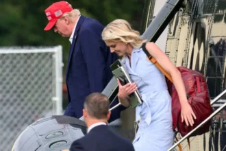 o ia pe urmele lui bill clinton cine este blonda de care donald trump a ajuns sa fie nedespartit 6a8522355377a