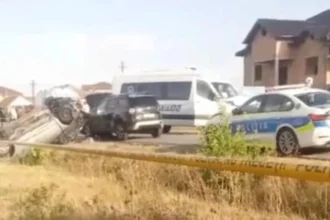 o masina a lovit un autoturism care venea din sens opus si l a proiectat intr un microbuz un barbat a murit iar alte doua persoane au ajuns la spital 6a849139442ce