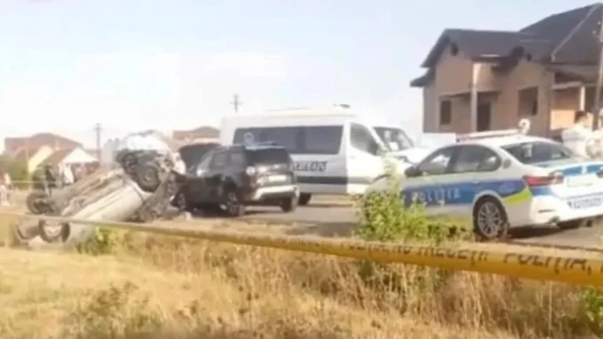 o masina a lovit un autoturism care venea din sens opus si l a proiectat intr un microbuz un barbat a murit iar alte doua persoane au ajuns la spital 6a849139442ce