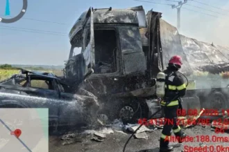 o masina si un tir au luat foc dupa ce s au ciocnit violent in judetul caras severin soferul care a intrat in depasire a murit 6a76f53873506