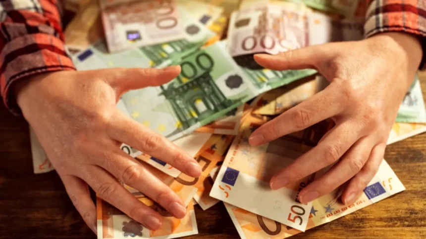 paradoxul banilor in ue europenii platesc cel mai des cu cardul dar tin tot mai multe bancnote la pastrare 6a8885762138f