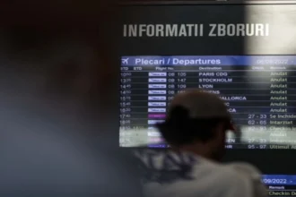 pasager prins pe aeroportul otopeni cu 60 000 de dolari si 2 000 de euro nedeclarati ar fi incercat sa i dea copilului borseta cu bani inainte de control 6a8df5b059da3