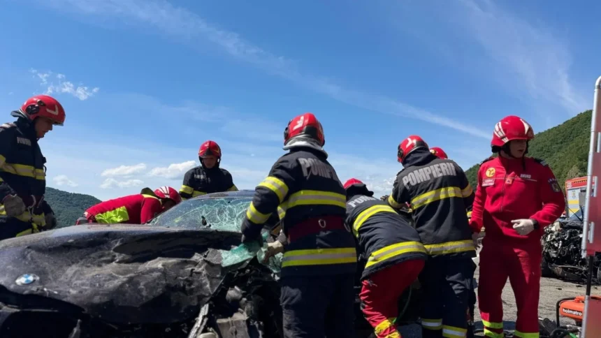 patru tineri raniti in urma unui accident intre un autobuz si un autoturism condus de o soferita de 18 ani 6a772670453b4