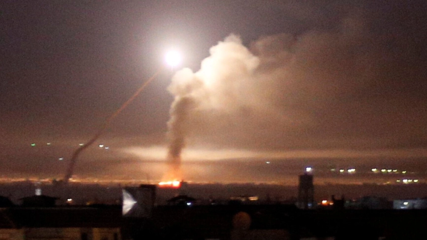 pista unui aeroport militar din nord vestul siriei a fost vizata de avioane de vanatoare neidentificate este suspectat israelul 6a83fae75037f
