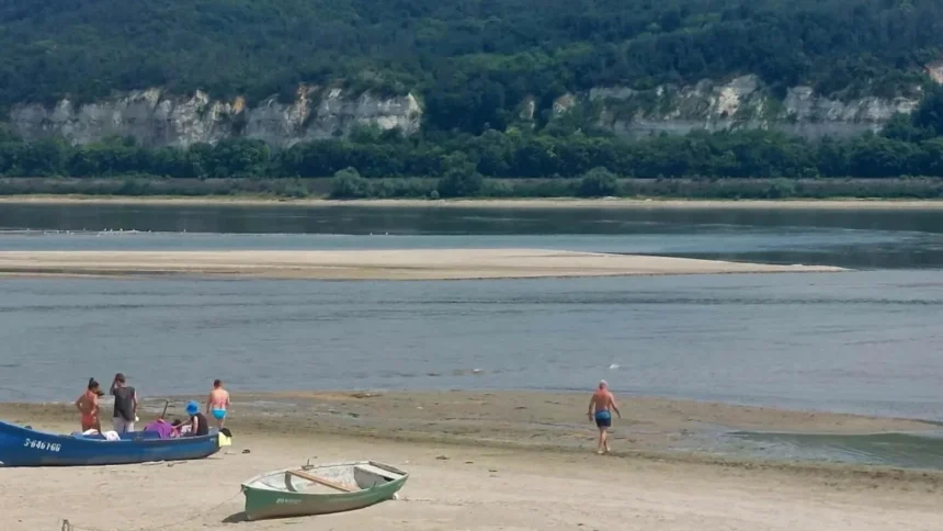 portul turistic si cel comercial din corabia blocate din cauza nivelului scazut al dunarii 6a71dcf163529