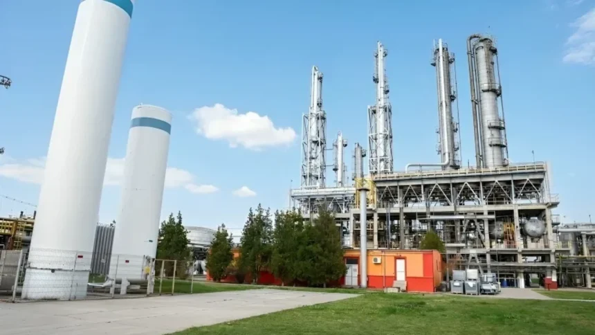 rafinaria vega trece la energie verde rompetrol construieste o centrala solara si un sistem de stocare 6a888c84482c7