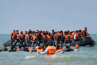 record dupa spania se trece masiv si in regatul unit 230 de migranti au traversat canalul manecii intr o singura barca 6a79b5384db8c