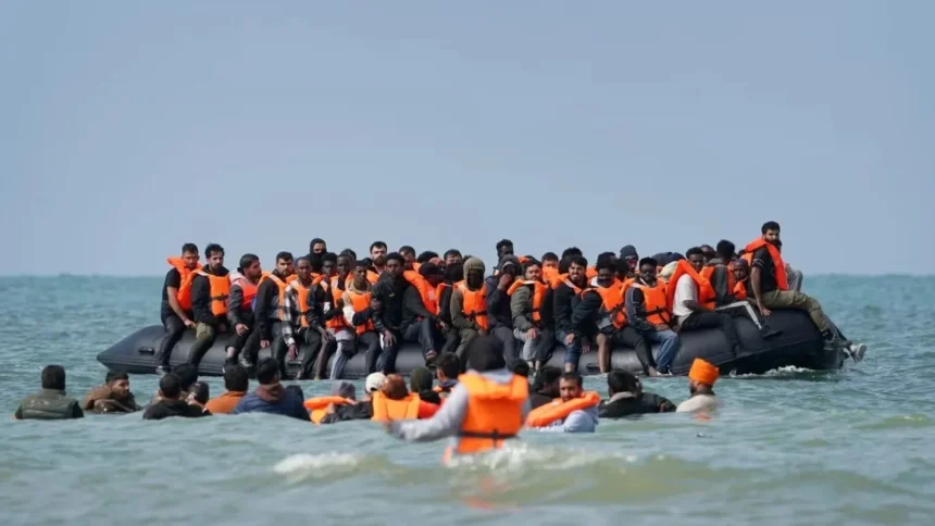 record dupa spania se trece masiv si in regatul unit 230 de migranti au traversat canalul manecii intr o singura barca 6a79b5384db8c