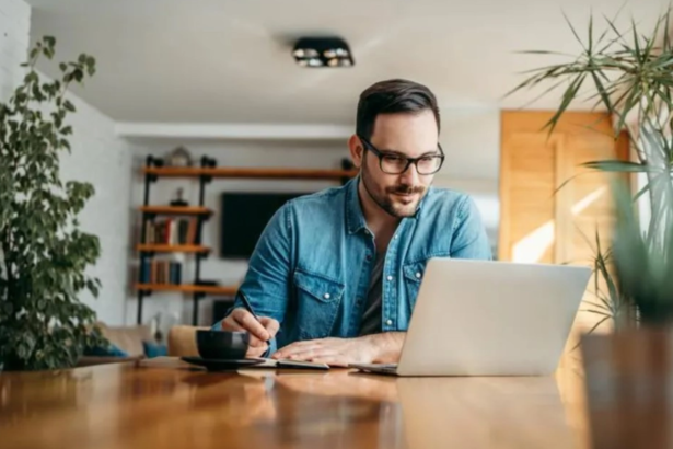 salariatii monitorizati de patroni prin laptop si telefonul de serviciu ce este bossware metoda care ii arata sefului unde esti si cat muncesti 6a8d700dedd2b
