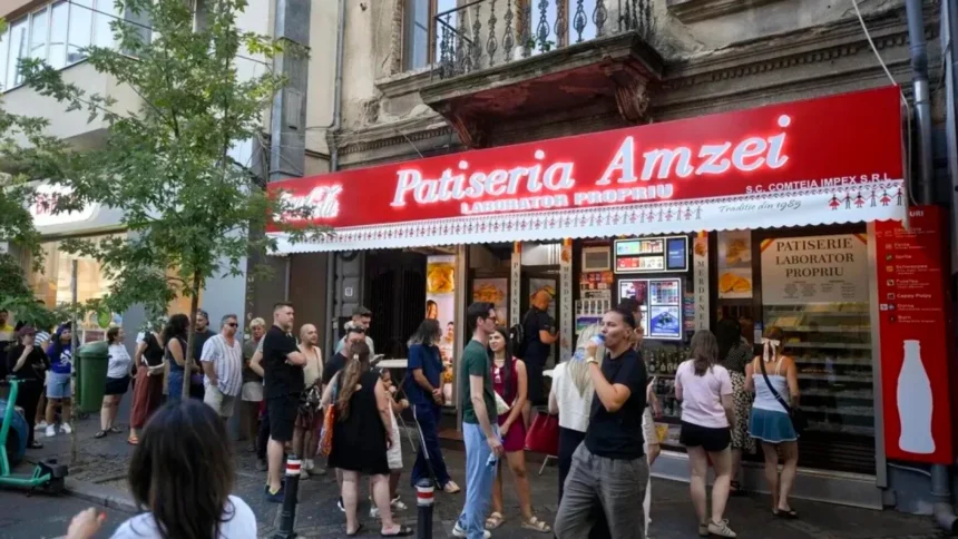 scandal la patiseria amzei la coada de la merdenele politia a intervenit de urgenta 6a8afe8b5e596
