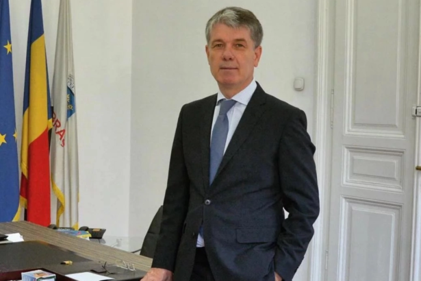 scandalul mirosului din brasov primarul george scripcaru atac la ministra diana buzoianu nu spuneau ei odata ca altii sunt de vina si nu se ocupa acum ei ce fac cu ce se ocupa 6a88bea91bf6e