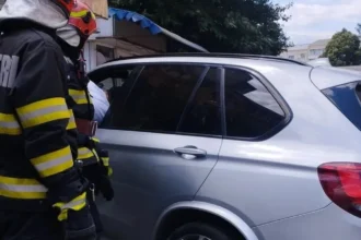 soferul unei masini a plonjat cu autoturismul intr un chiosc de paine din roman 6a7877f942e1c