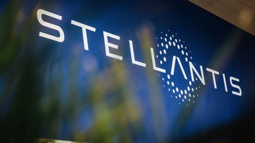 stellantis recheama in service 955 000 de vehicule din cauza unei probleme la camera video pentru marsarier 6a83f9d3543c4