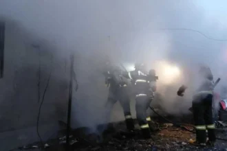 tragedie in toiul noptii un barbat a murit o femeie a fost scoasa din flacari pompierii au evacuat patru butelii 6a76ce8c1f126