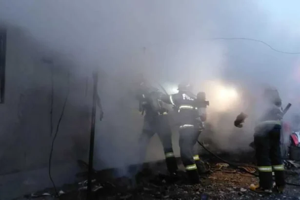 tragedie in toiul noptii un barbat a murit o femeie a fost scoasa din flacari pompierii au evacuat patru butelii 6a76ce8c1f126