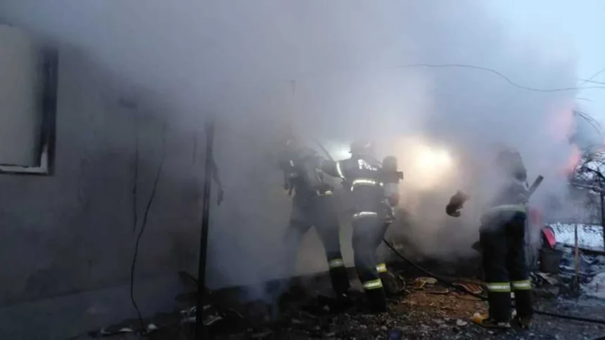 tragedie in toiul noptii un barbat a murit o femeie a fost scoasa din flacari pompierii au evacuat patru butelii 6a76ce8c1f126