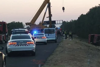 tragedie pe autostrada m3 din ungaria 12 morti si 40 de raniti dupa rasturnarea unui autocar cu 59 de oameni la bord 6a81627a531c8