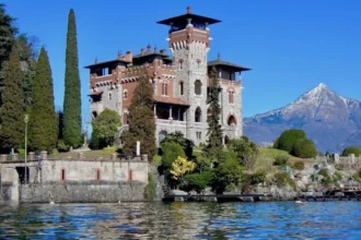 un apartament din villa la gaeta proprietatea de pe malul lacului como devenita celebra dupa aparitia in filmul casino royale a fost scos la vanzare 6a7d2b282cd8a