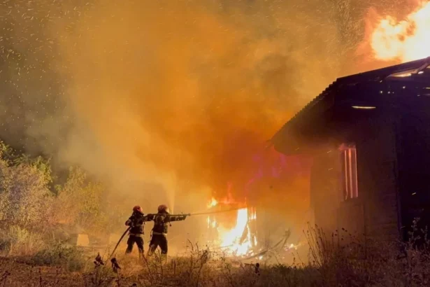 un barbat de 72 de ani a murit intr un incendiu izbucnit in gospodaria sa flacarile au cuprins si doua locuinte invecinate 6a88893790977