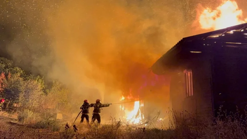 un barbat de 72 de ani a murit intr un incendiu izbucnit in gospodaria sa flacarile au cuprins si doua locuinte invecinate 6a88893790977