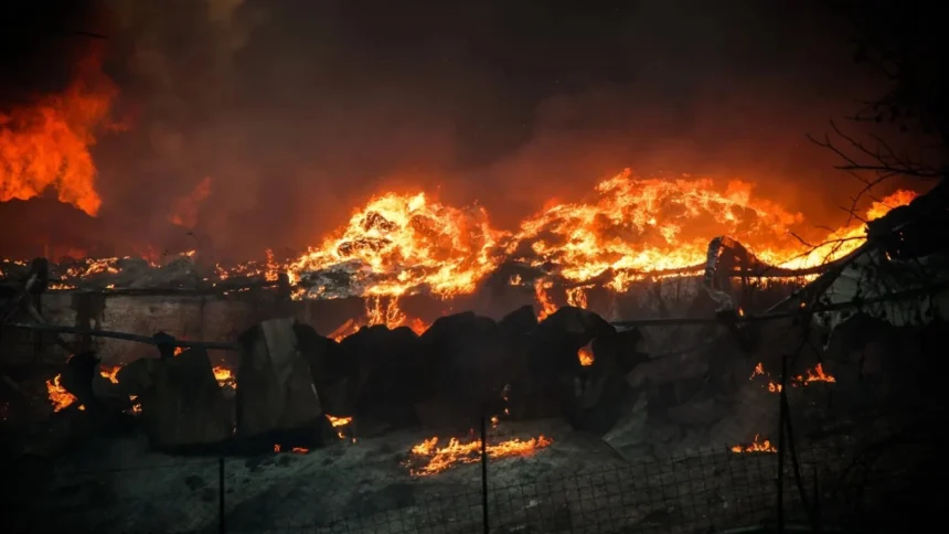un fenomen extrem de periculos apare in timpul incendiilor de vegetatie din europa cum se formeaza tornadele de foc 6a75a10fa97a8