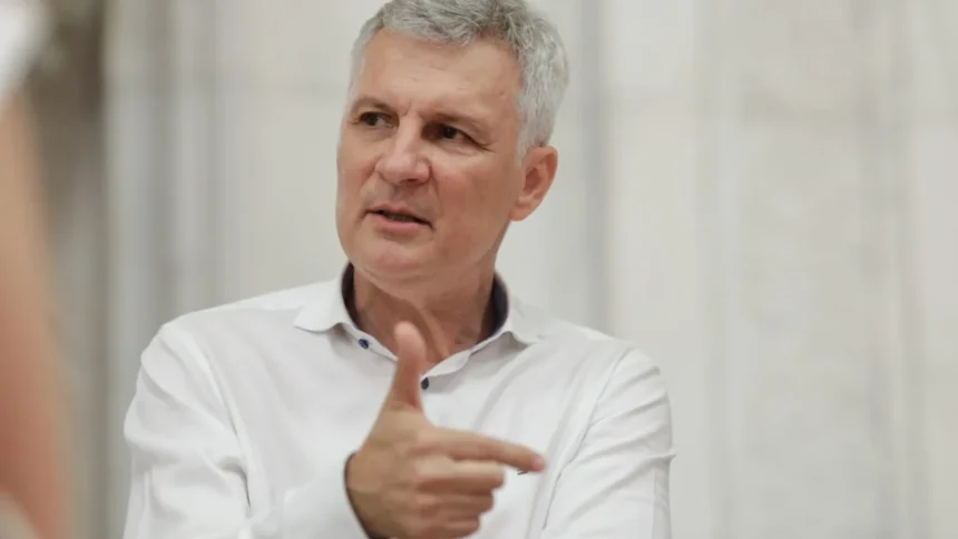 un imbuibat care cumuleaza pensia cu salariul liderul senatorilor psd cere demiterea consilierul lui isarescu dupa declaratiile acestuia despre dezastrul din roman 6a8c814445f87