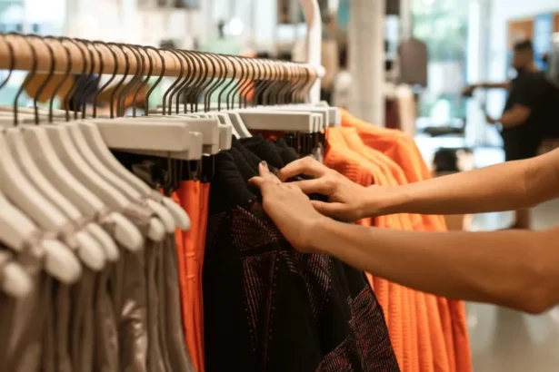 video au mers la cumparaturi si au uitat sa plateasca doua femei retinute dupa ce ar fi furat haine din mall ul bogatilor 6a7c3b430283d