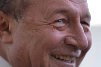 video basescu rade cand e intrebat daca mai e ceva de furat in romania eu zic ca slava domnului este fostul presedinte pune intrebarea de 1 000 de puncte 6a6dda5e11164